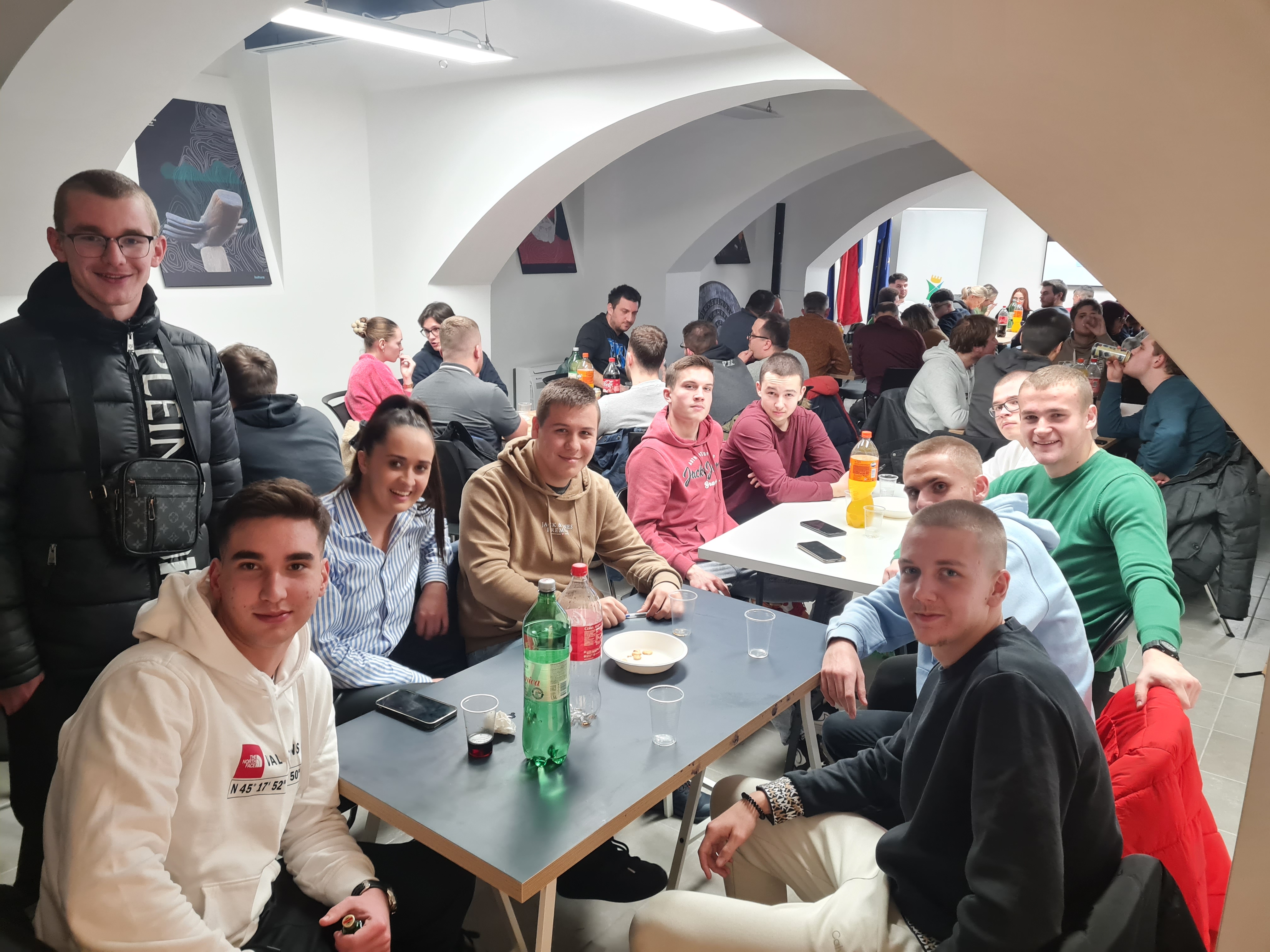 Prvi pub kviz općeg znanja održan je u petak, 19. siječnja 2024. godine u Kulturno-povijesnom centru Sisačko-moslavačke županije u organizaciji Centra za mlade SMŽ.