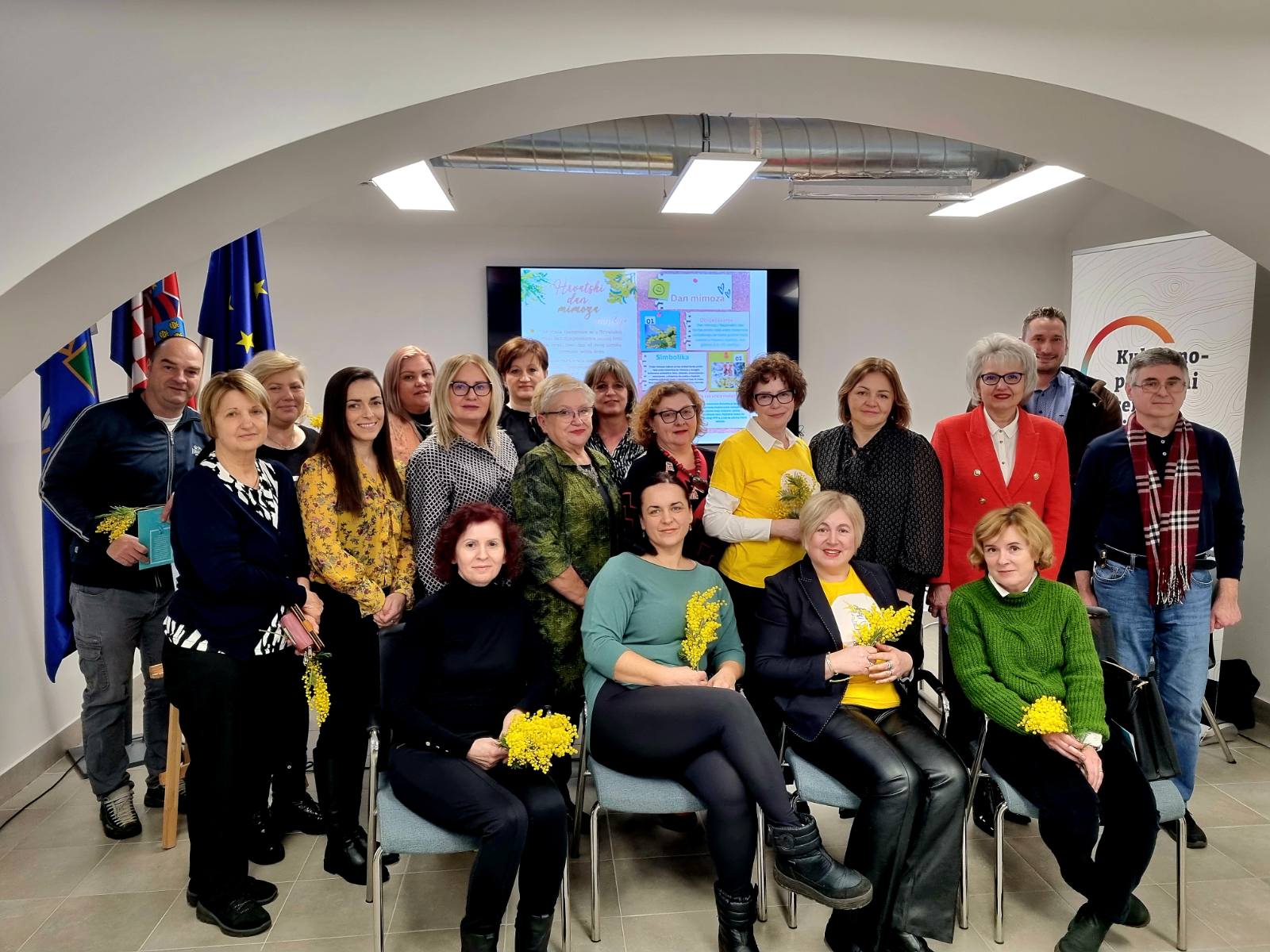 Pročelnica Upravnog odjela za zdravstvo, socijalnu skrb i hrvatske branitelje Alenka Ljubešić je u prostoru Kulturno-povijesnog centra Sisačko-moslavačke županije nazočila „Simpoziju u žutom“, koji su, kao dio obilježavanja Europskog tjedna prevencije raka vrata maternice, organizirali Udruga sv. Agata Glina i Srednja škola Viktorovac iz Siska. Tema ovog simpozija bila je „Zajedno u borbi protiv raka vrata maternice“.