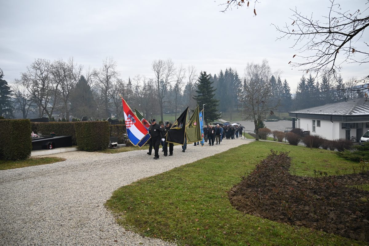 Zamjenik župana Mihael Jurić je na petrinjskom groblju Sv. Benedikta, kod središnjeg križa nazočio paljenju svijeća i zajedničkoj molitvi u povodu spomendana međunarodnog priznanja Republike Hrvatske, koje je organizirala Udruga dragovoljaca i veterana Domovinskog rata – Podružnica Sisačko-moslavačke županije – Ogranak grada Petrinje.