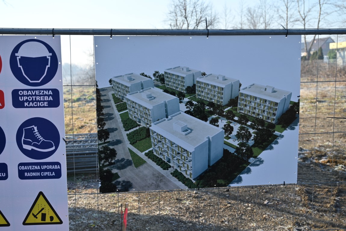 Polaganjem kamena temeljca u Capraškoj ulici u Sisku, danas je obilježen početak radova izgradnje prvih 6 od ukupno 20 višestambenih zgrada koje će se graditi na području grada Siska.
