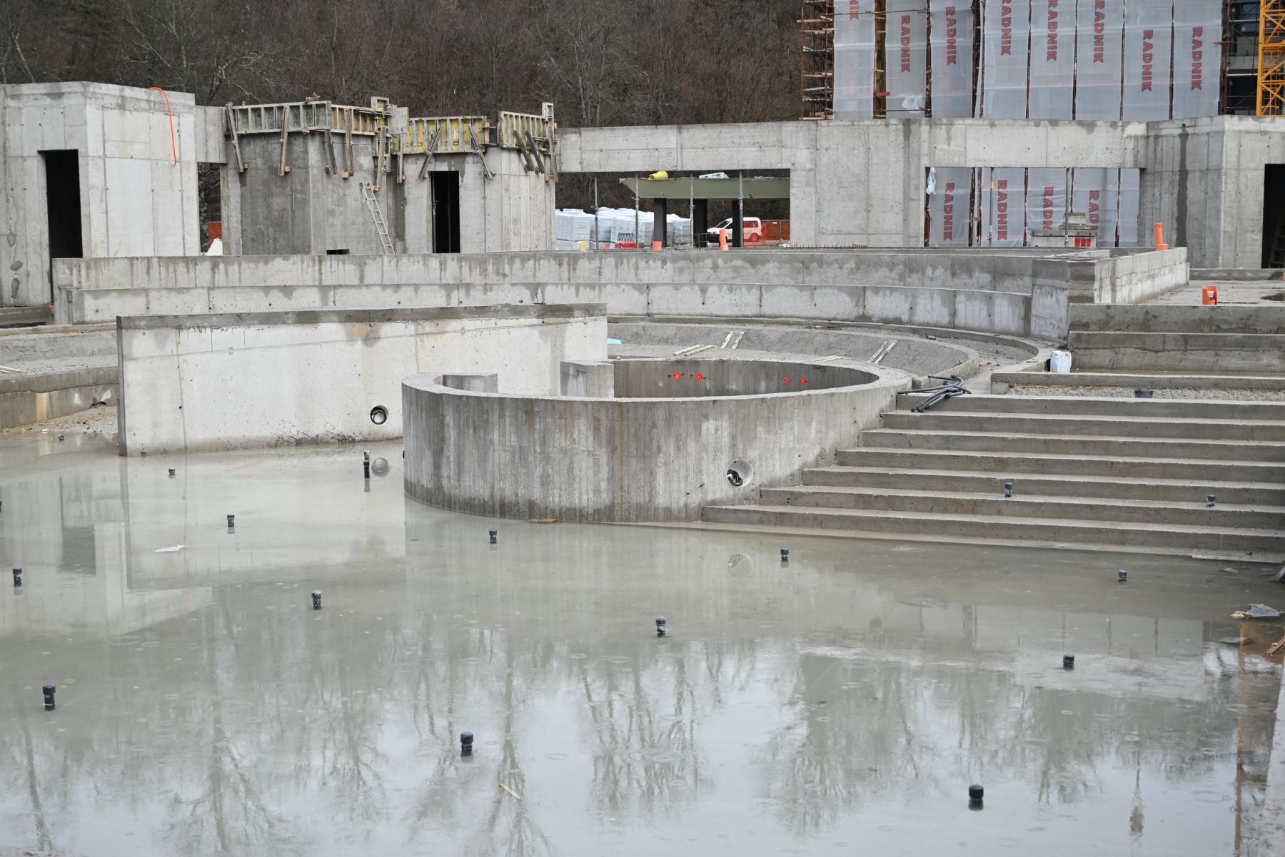 U Topuskom, mjestu s dugom tradicijom termalnog lječilišnog turizma, započinje novo razdoblje razvoja zahvaljujući velikom investicijskom projektu koji obuhvaća obnovu postojećeg hotelskog kompleksa i bazenskih sadržaja te uvođenje novih wellness i sportsko-rekreacijskih sadržaja.