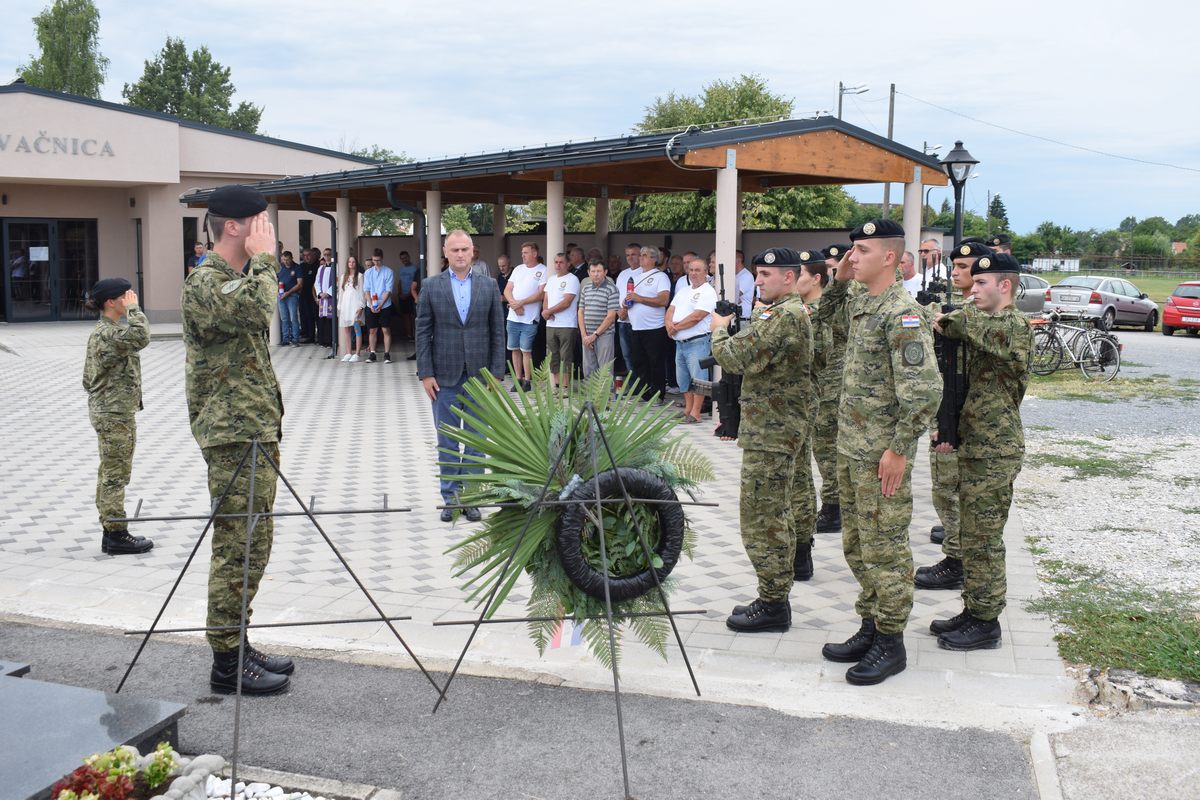 Zamjenik župana Mihael Jurić je u srijedu, 27. srpnja 2022. godine, na mjesnom groblju u Sunji sudjelovao u obilježavanju Dana branitelja Sunje.