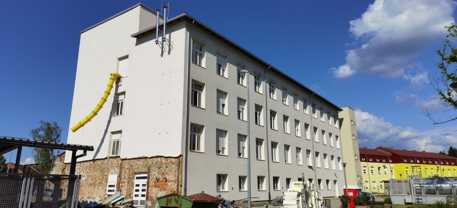 Zgradu Doma za starije osobe Glina, na kojoj se intenzivno provode radovi obnove, obišli su ministar rada, mirovinskog sustava, obitelji i socijalne politike Marin Piletić i sisačko-moslavački župan Ivan Celjak sa suradnicima. 