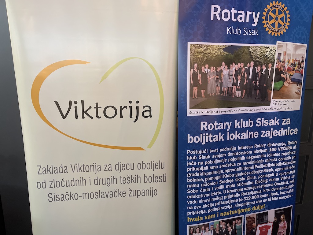 Pročelnik upravnog odjela za gospodarstvo, investicije, razvojne projekte i fondove EU, Darjan Vlahov i vijećnik u Županijskoj skupštini Mario Markić , su u srijedu, 6. srpnja 2022. godine, u restoranu Cocktail u Sisku, sudjelovali u tradicionalnoj akciji Rotary kluba Sisak "Noć 100 večera".