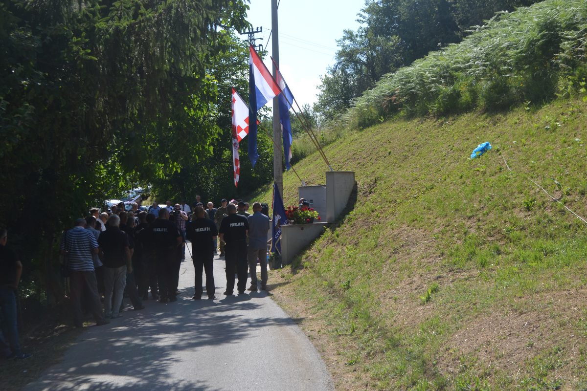Zamjenik župana Mihael Jurić je u utorak, 5. srpnja 2022. godine, u Budičini, naselju na petrinjskom području, sudjelovao u obilježavanju Spomendana na Josipu Kožić, prvu žrtvu iz Domovinskog rata s petrinjskog područja.