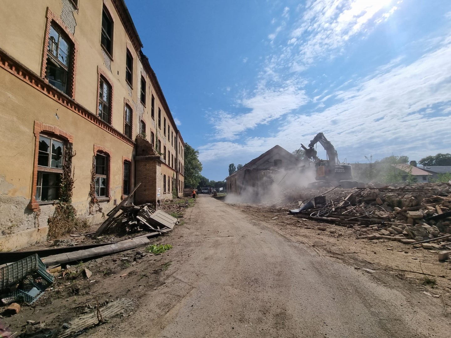 Župan Ivan Celjak sa suradnicima, obišao je u četvrtak, 28. srpnja 2022. godine, još jedno gradilište Sisačko-moslavačke županije. Stara, zapuštena zgrada uz samu obalu rijeke Kupe, bivša vojarna, dobiva novu svrhu i novi izgled. Na gradilištu su radovi u punom jeku, krenula je konstruktivna obnova ove reprezentativne povijesne zgrade iz 1891. godine.