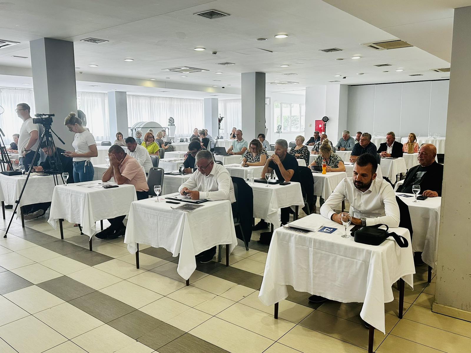 Županijska skupština Sisačko-moslavačke županije je na svojoj 18. sjednici, održanoj u prostoru sisačkog hotela „Panonija“, donijela niz odluka o cjelovitoj obnovi zgrada javne namjene u Sisku i Petrinji. 