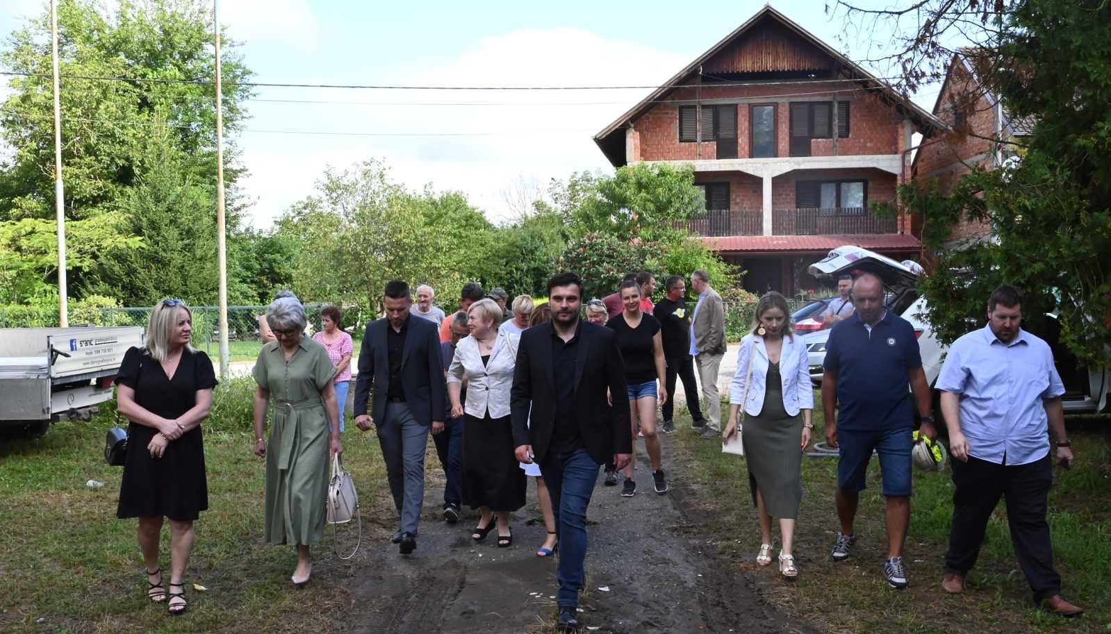 Sisačko-moslavačka županija u sisačkoj Donjoj Posavini u ovom trenutku provodi značajne projekte kakvi se nisu provodili posljednjih 30 godina, a koji su usmjereni na osiguravanje zdravstvene zaštite, posebno starijeg dijela stanovništva te na bolju prometnu povezanost i razvoj poljoprivrede i turizma. Jedan od takvih projekata je i uređenje ambulante u Kratečkom, a radove ukupne vrijednosti oko 215 tisuća eura obišao je danas župan Ivan Celjak.