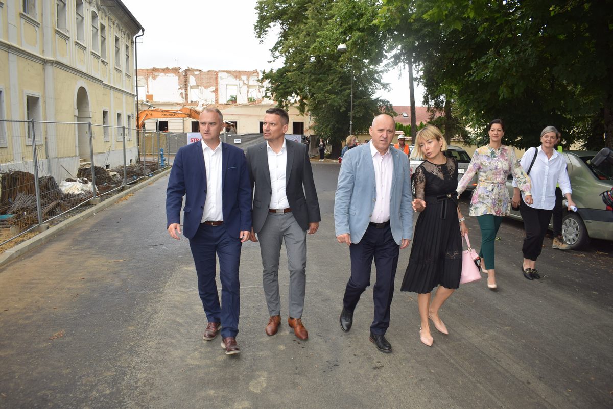 Zamjenik župana Mihael Jurić je pratio program službenog posjeta potpredsjednika Vlade Republike Hrvatske, ministra prostornog uređenja, graditeljstva i državne imovine Branka Bačića sa suradnicima Petrinji.