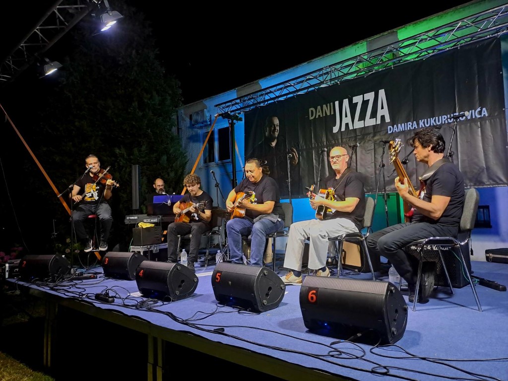 U nedjelju, 9. srpnja 2023. godine u atriju Gradskog muzeja u Sisku završio je 18. Siscia open jazz & blues festival – Dani jazza Damira Kukuruzovića kojeg je prije 18 godina pokrenuo sisački gitaristički virtuoz Damir Kukuruzović, a koji unazad tri godine, odnosno od njegove prerane smrti, nosi njegovo ime.