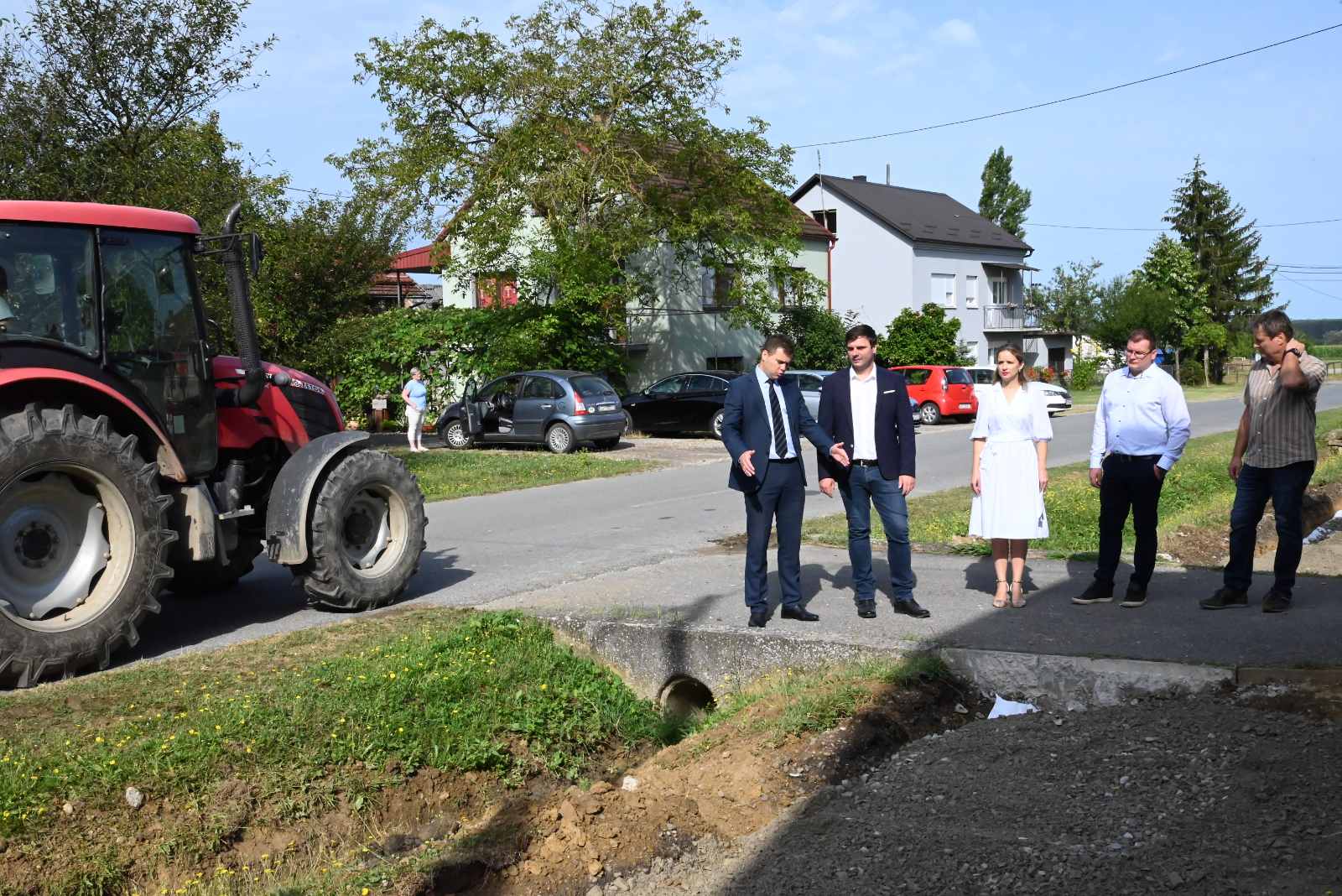 Župan Ivan Celjak je ovdje rekao: „Županijska uprava za ceste Sisačko-moslavačke županije, u suradnji s Općinom Lipovljani modernizira prometnicu u Kraljevoj Velikoj, dužine 3 110 m. ukupna vrijednost radova je nešto manja od 260 000 €. Ovdje ćemo raditi dva sloja asfalta, čiste se kanali, postavit će se horizontalna signalizacija. Isto tako će se urediti kolni prilazi, a sve u cilju kako bi stanovnici općine Lipovljani imali što kvalitetnije prometnice i kako bi bili sigurni kada se voze prometnicama na području Općine.“