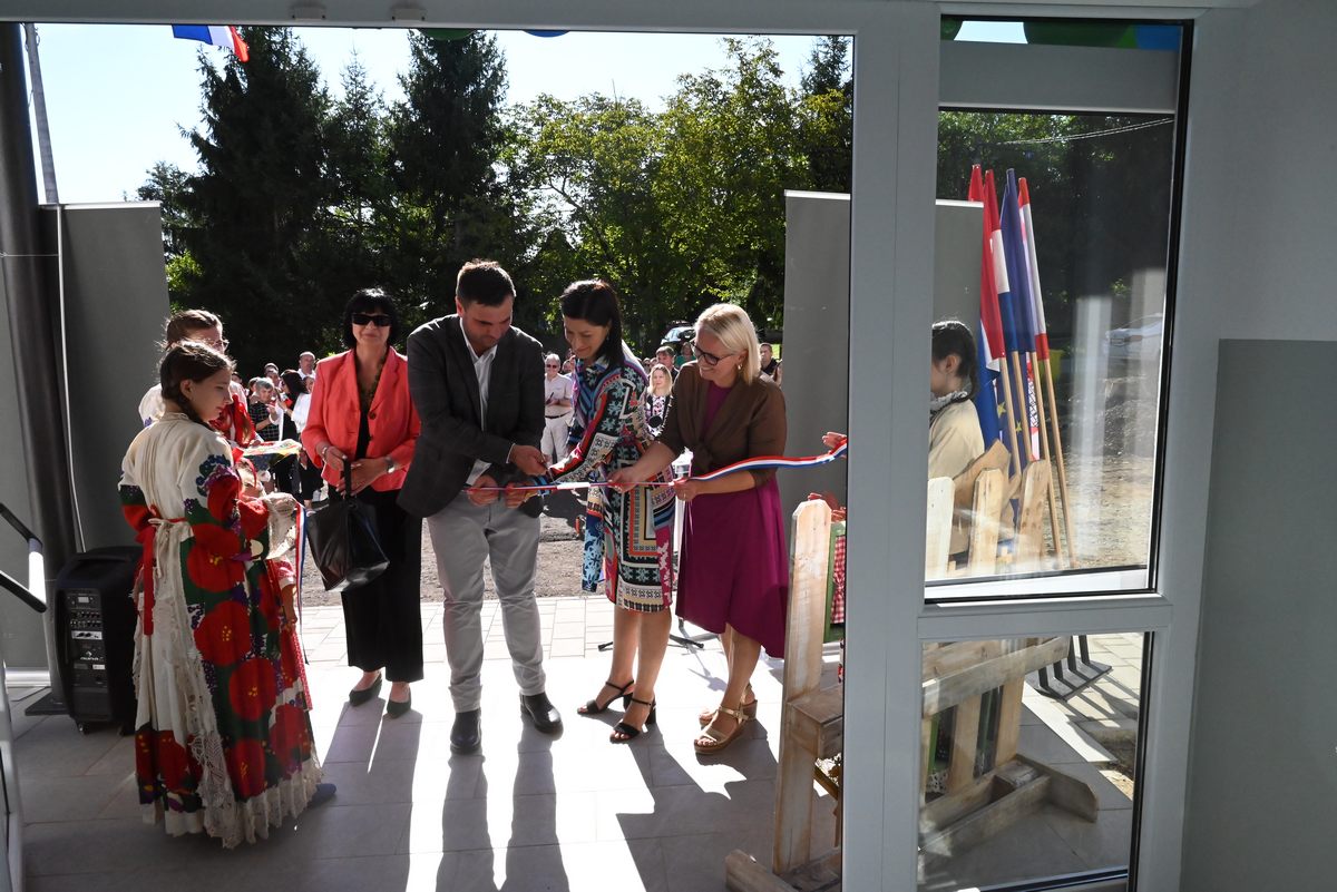 Župan Ivan Celjak je svečano otvorio zgradu Područne škole Osnovne škole „Ivan Goran Kovačić“ Gora u Nebojanu, naselju na području grada Petrinje.