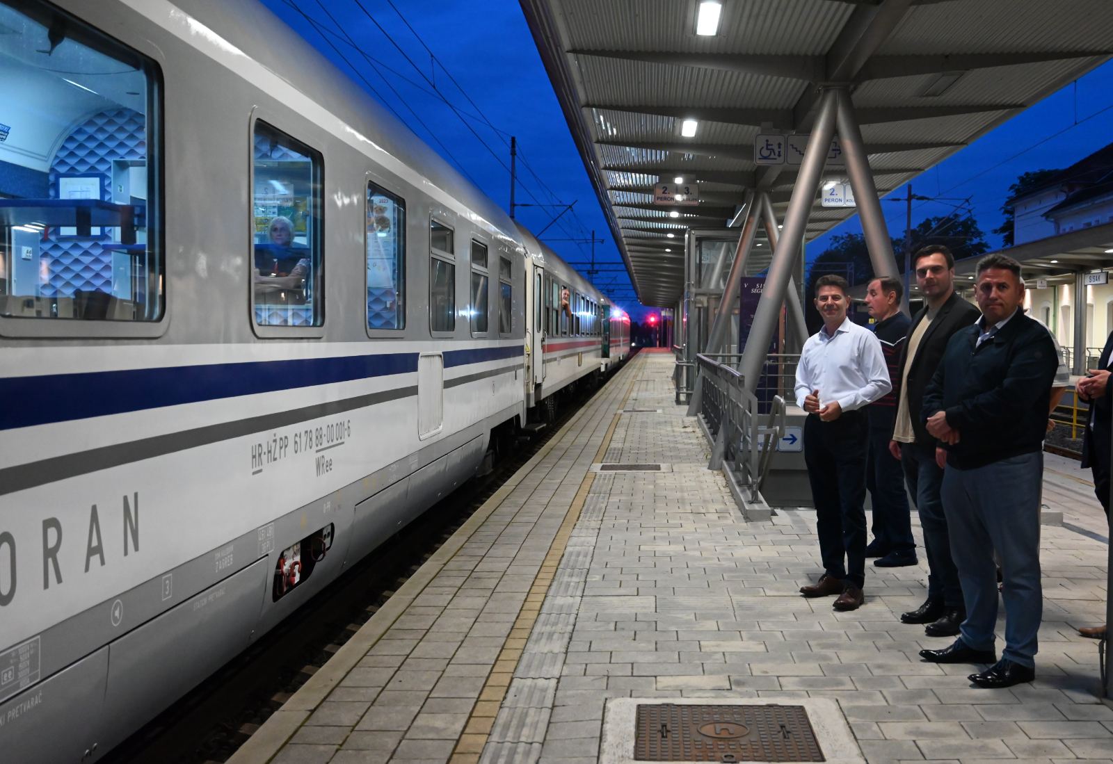 Župan Ivan Celjak, s državnim tajnikom za željeznicu, poštu i elektroničke telekomunikacije Ministarstva mora, prometa i infrastrukture Alenom Gospočićem te predsjednikom Uprave HŽ Putničkog prijevoza Željkom Ukićem, dočekao je u subotu, 1. srpnja 2023. godine prvi sezonski vlak koji vozi na relaciji Vukovar/Vinkovci – Sisak – Zagreb– Šibenik/Split i obrnuto. 
