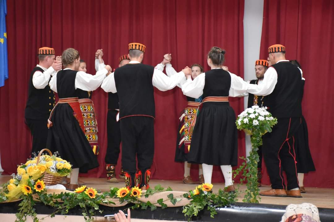 U Sunji je u subotu, 22. srpnja 2023. godine u sklopu obilježavanja Dana Općine Sunja u dvorani "Sven Lasta", održana tradicionalna smotru folklora "Zlatna griva Posavine" koju je organizirao KUD "Sunjanka" Sunja. Na smotri su nastupila kulturno-umjetnička društva s kojima organizator već dugi niz godina uspješno surađuje: KUD "Mijo Stuparić" Velika Ludina, KUD "Seljačka sloga" Bobovac, Udruga za očuvanje kulturne baštine Jasenovac, KUD "Preslica" Pešćenica, KUD "Hrvatsko srce" Odra Žabno, FA "Ivan Goran Kovačić" Sisak i KUD "Zvona Zagore" Mirlović Zagora.