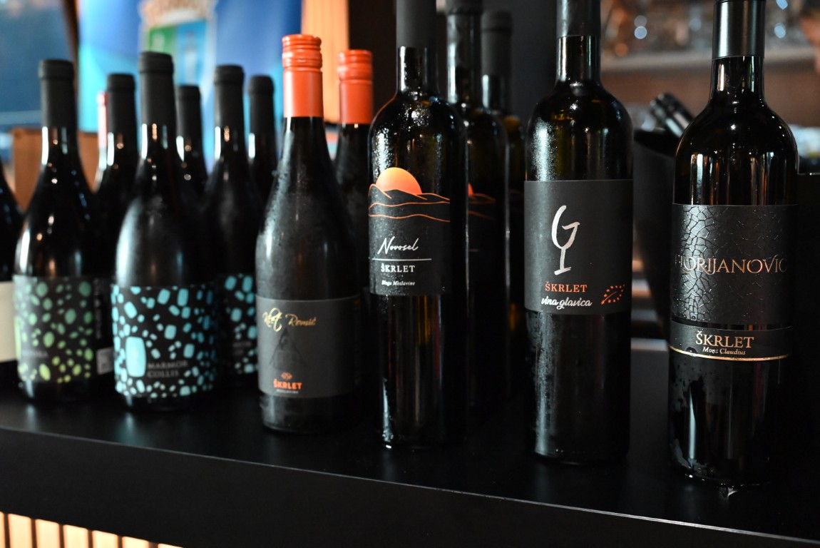 U Art Caffe-u u Sisku jučer su predstavljena vrhunska moslavačka vina koja su ove godine osvojila prestižna priznanja na najvećem i najuglednijem svjetskom ocjenjivanju vina, Decanter World Wine Awards 2026.