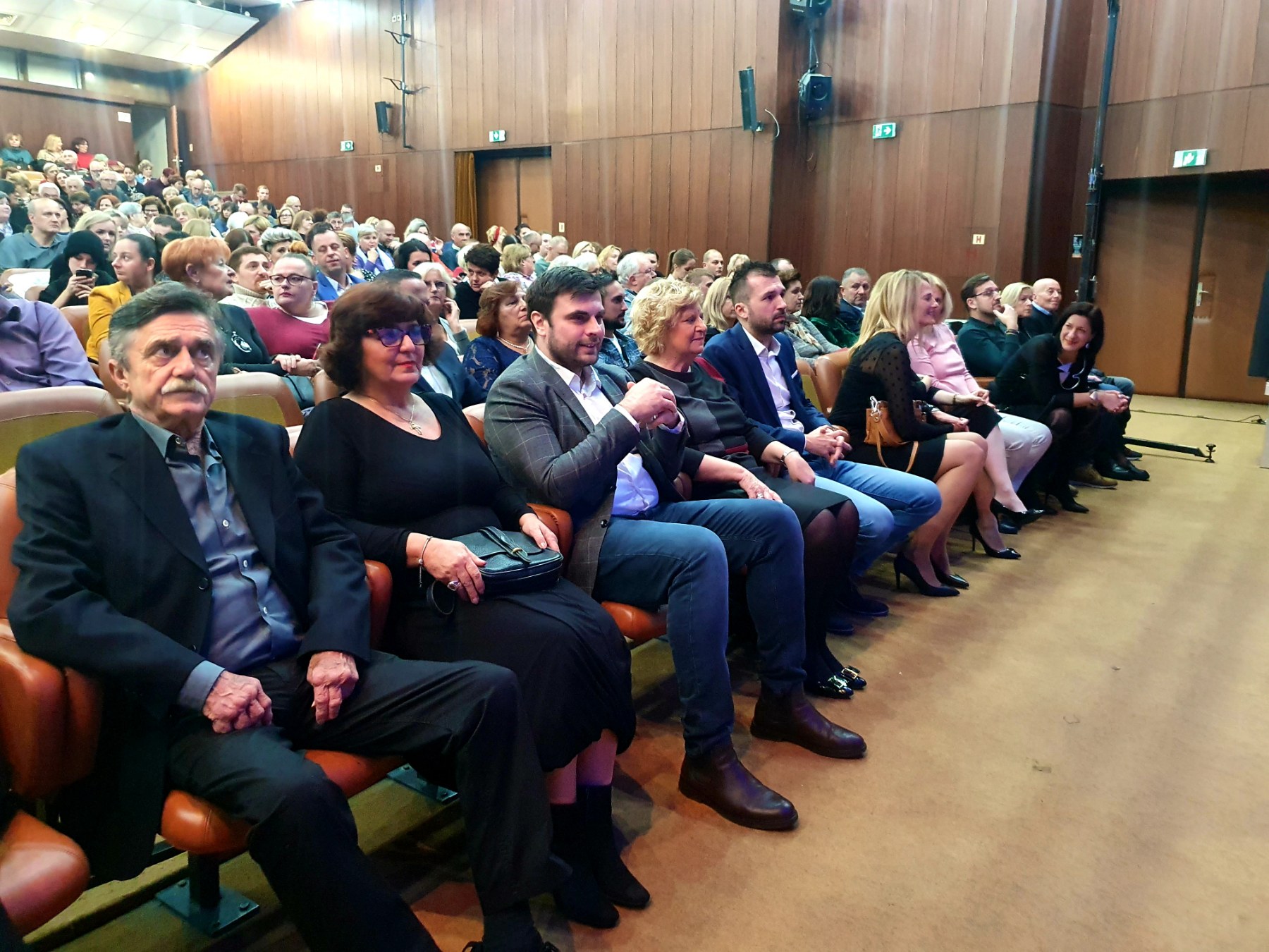 Vokalni ansambl Lipe proslavio je 30 godina djelovanja velikim rođendanskim koncertom „30 godina s vama“ koji je večeras održan u prepunom Domu INA Rafinerije nafte u Sisku.