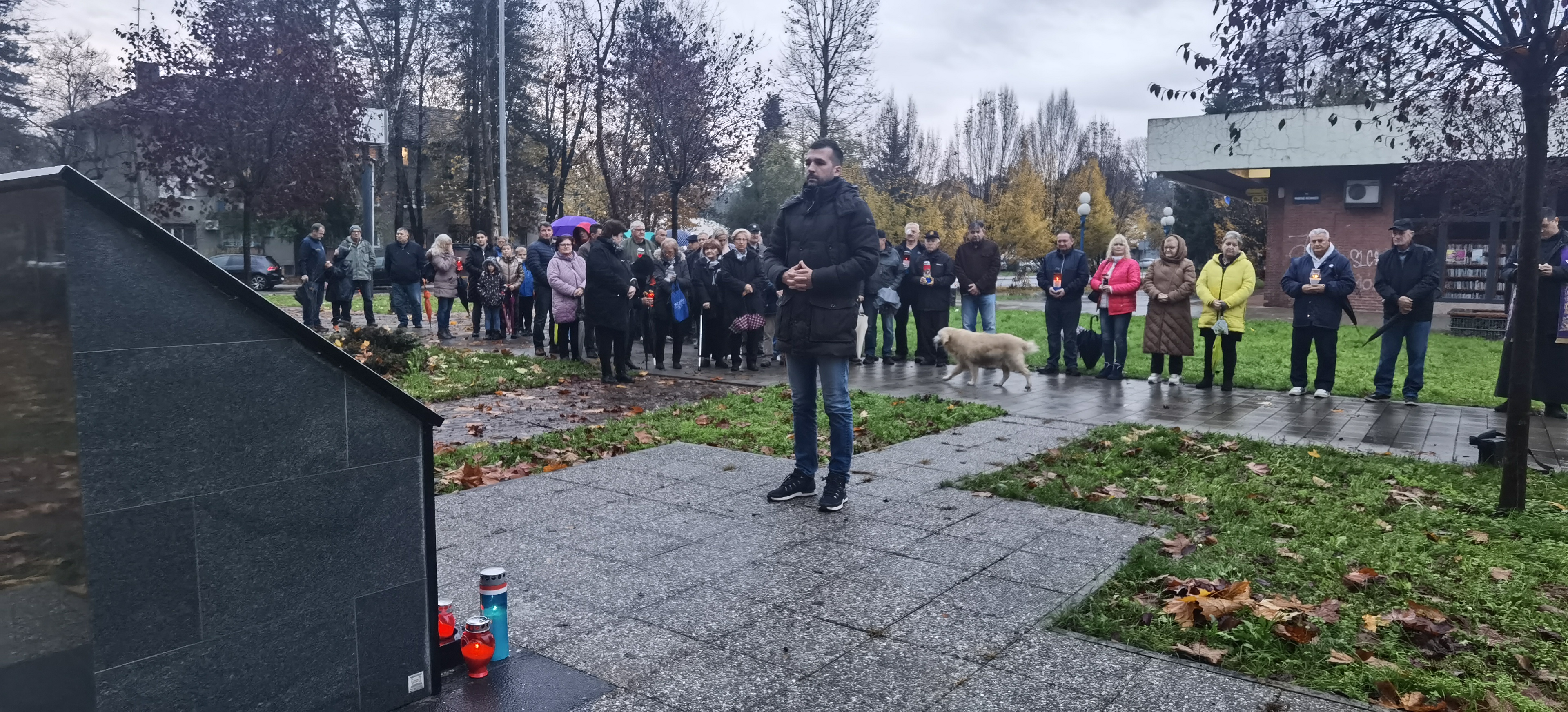 U spomen na dan pada grada Vukovara, žrtve Škabrnje i Domovinskog rata danas je odana počast i upaljene su svijeće kod spomenika poginulim, nestalim i umrlim hrvatskim dragovoljcima i braniteljima iz Domovinskog rata u gradskoj četvrti Caprag.