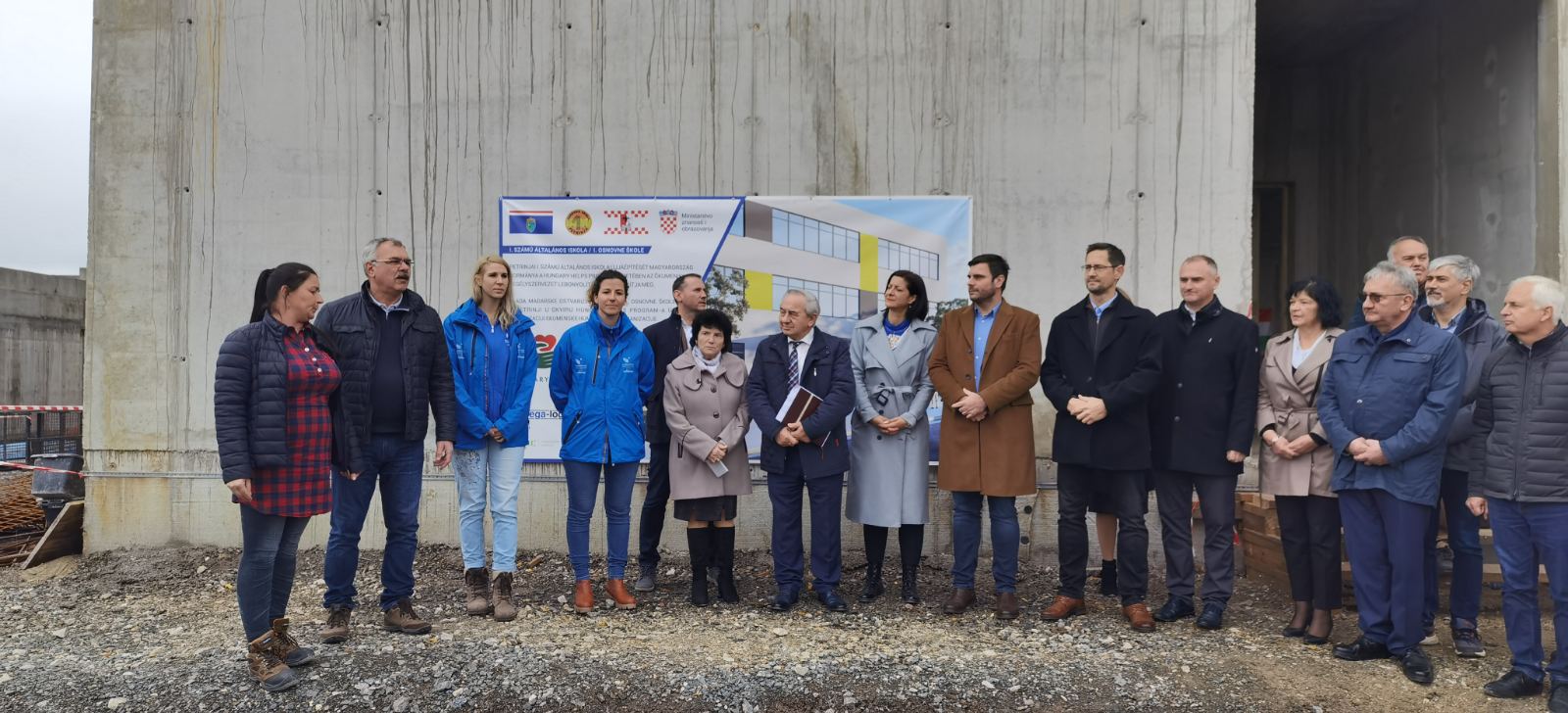 Izgradnja I. osnovne škole u Petrinji, koja se realizira uz donaciju države Mađarske u okviru programa Hungary Helps i u suradnji s Mađarskom ekumenskom organizacijom za pomoć, stigla je nakon pet mjeseci intenzivnih radova do faze postavljanja krova. U skladu s hrvatskim i mađarskim običajima, izvođač radova organizirao je u četvrtak, 17. studenoga 2022. godine svečanost u povodu zatvaranja krova objekta kojoj je prisustvovao sisačko-moslavački župan Ivan Celjak, sa suradnicima, pozdravivši suradnju dvije države i zahvalivši svima koji sudjeluju u realizaciji ovog značajnog projekta za Sisačko-moslavačku županiju i grad Petrinju.