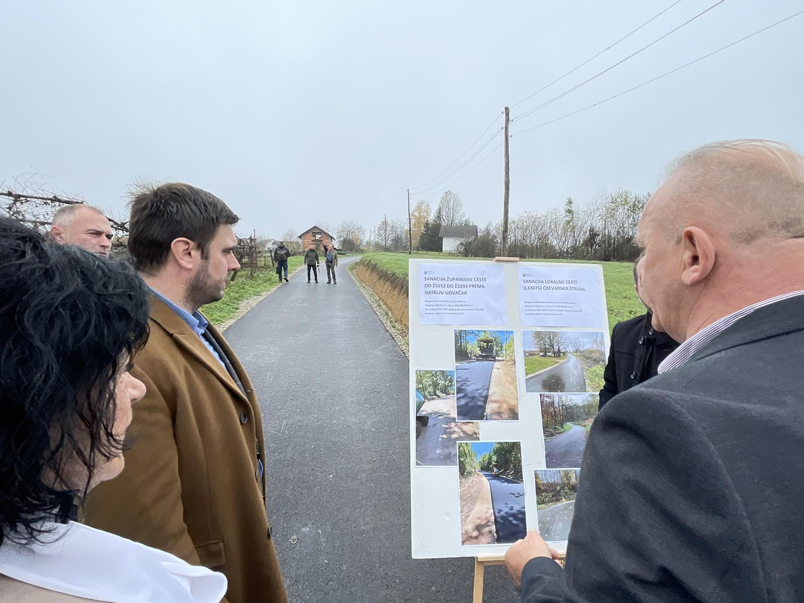 Župan Ivan Celjak sa suradnicima i načelnikom Općine Gvozd Milanom Vrgom obišao je u četvrtak, 17. studenoga 2022. godine, modernizirane prometnice na području ove općine. Sisačko-moslavačka županija, putem Županijske uprave za ceste SMŽ, i Općina Gvozd su u jednima omjerima prošle godine financirali modernizaciju 1600 metara ceste prema naselju Crevarska Strana ukupne vrijednosti oko 800 tisuća kuna te ove godine ukupno 3130 metara ceste, od čega 2000 metara prema naselju Crevarska Strana i 1130 metara prema naselju Ilovačak.