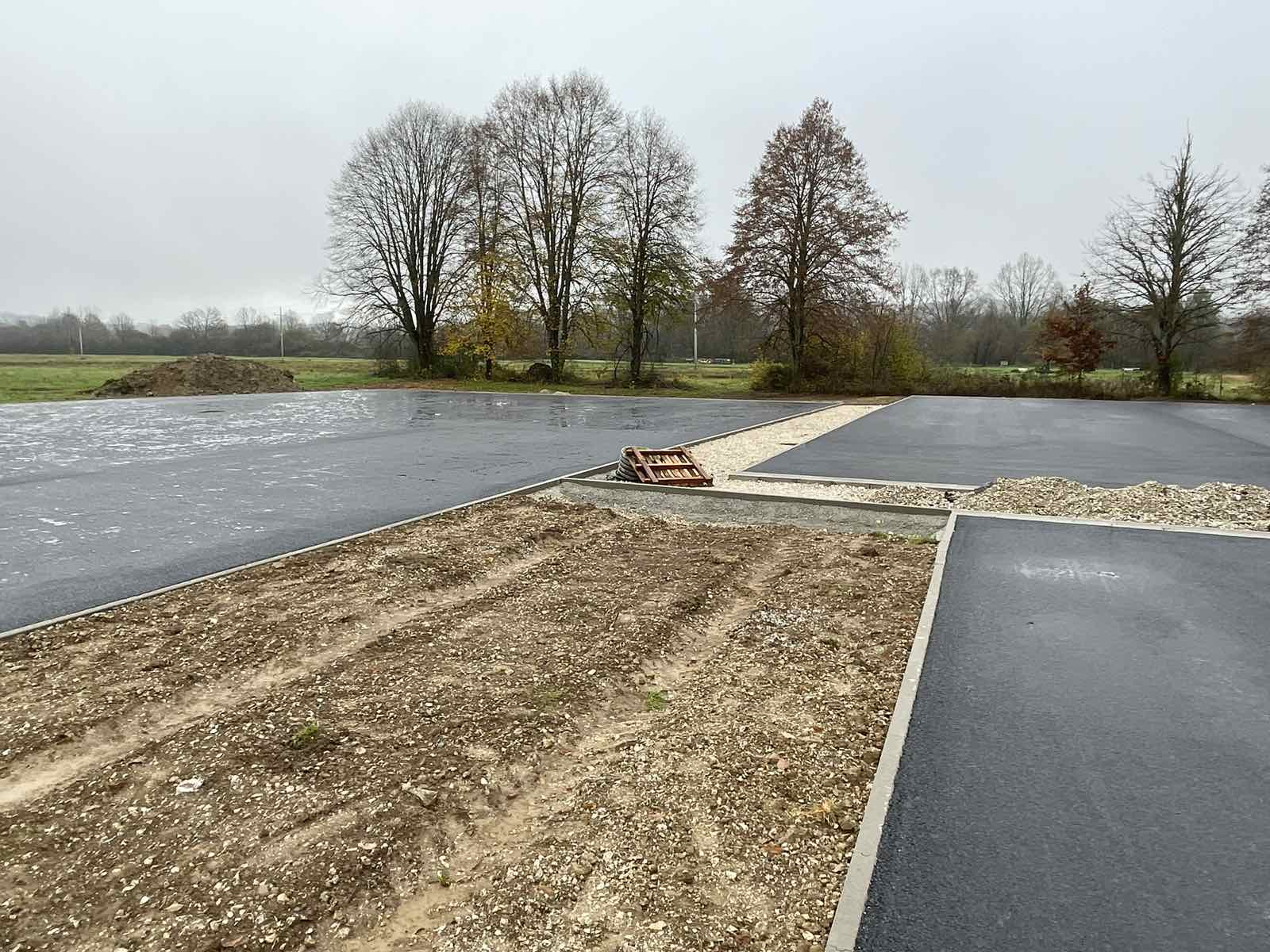 Tri sportska igrališta u sklopu Osnovne škole Gvozd uskoro će dobiti novo i impresivno ruho, a povećat će se i sigurnost njihova korištenja. Zub vremena učinio je svoje, a igrališta izgrađena 1976. godine, vapila su za temeljitom obnovom koju je Sisačko-moslavačka županija započela sredinom prošloga mjeseca.
