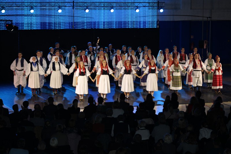 Zamjenik župana Mihael Jurić je u srijedu, 16. studenoga 2022. godine, u sportskoj dvorani petrinjske OŠ Mate Lovraka nazočio svečanom plesnom koncertu „Odjeci vremena“ Ansambla narodnih plesova i pjesama Hrvatske „Lado“.