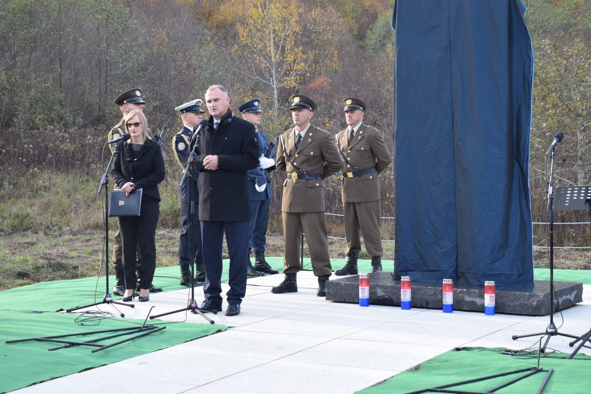 Zamjenik župana Mihael Jurić je u utorak, 15. studenoga 2022. godine, kao izaslanik predsjednika Hrvatskog sabora Gordana Jandrokovića, sudjelovao u svečanosti otkrivanja spomen-obilježja „Ranjena golubica“ na mjestu masovne grobnice na lokalitetu Vasića Bare u Meminskoj.