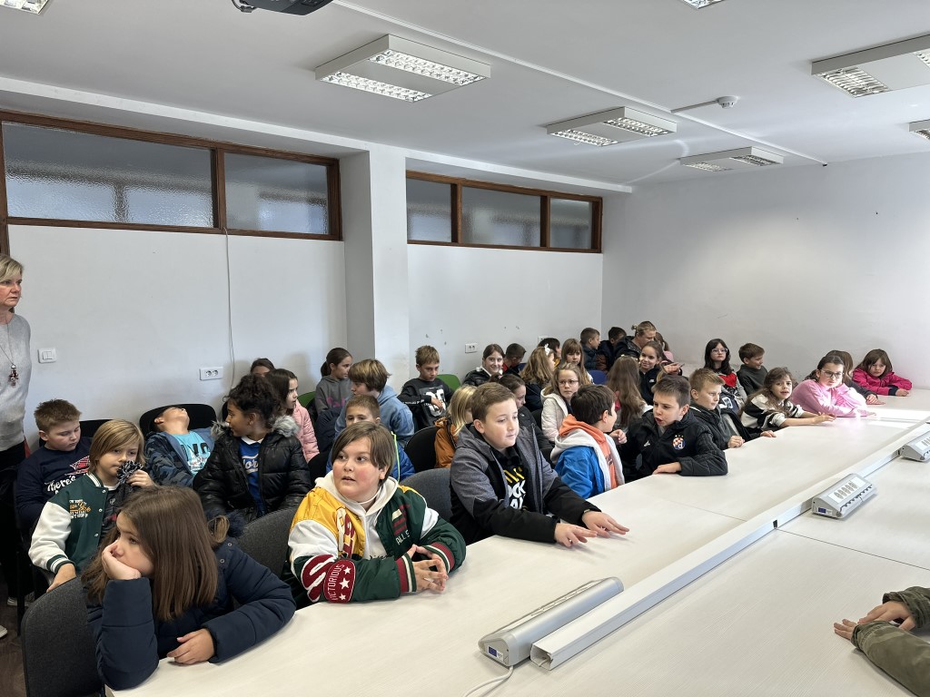 Učenici trećih razreda Osnovne škole 22. lipnja iz Siska nisu krili oduševljenje prekrasnim pogledom s vrha zgrade Sisačko-moslavačke županije u Rimskoj ulici koju su danas posjetili zajedno sa svojim učiteljicama Sanjom Bastom i Renatom Milnović u sklopu predmeta Priroda i društvo.