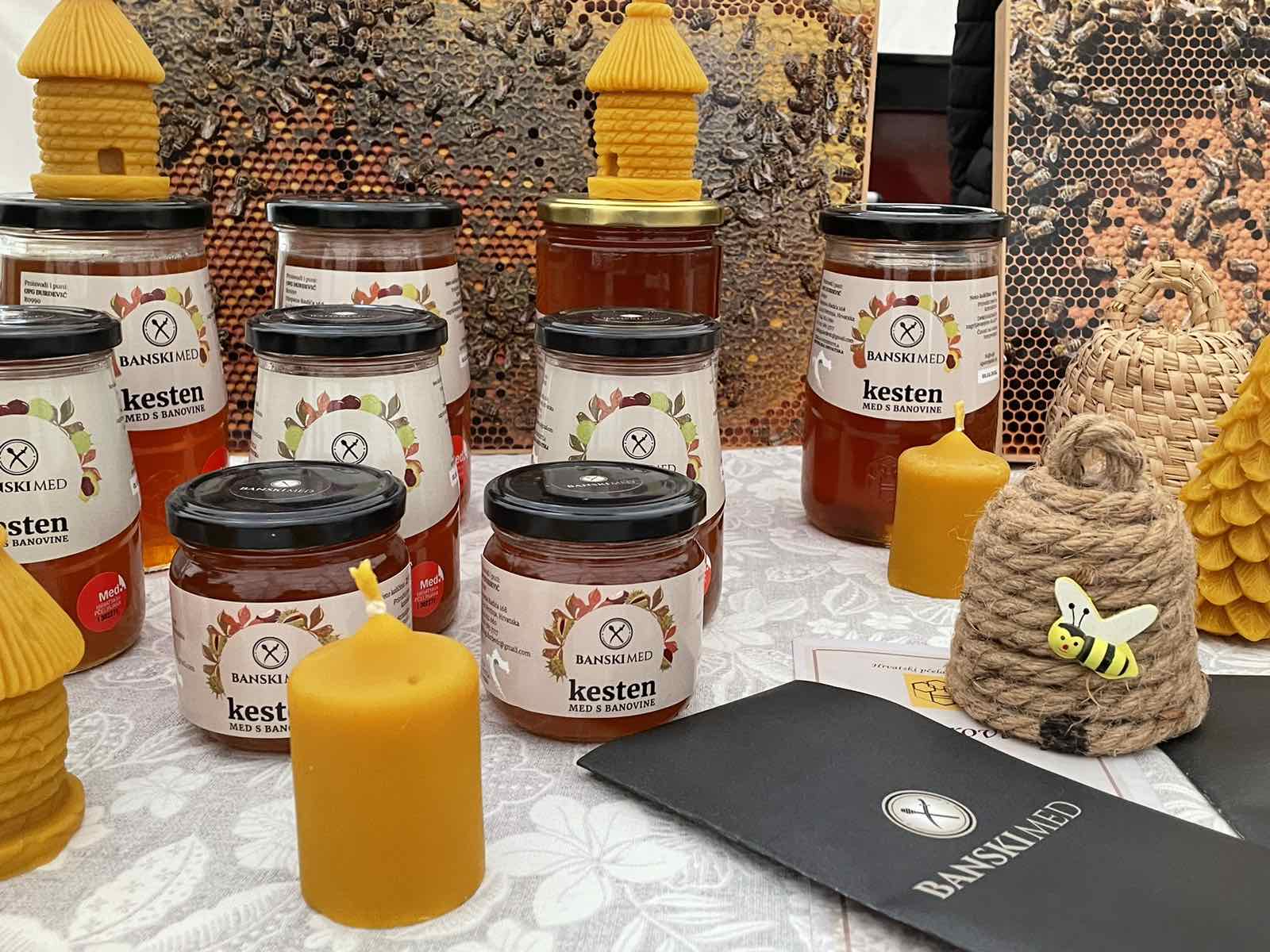 Pročelnica Upravnog odjela za poljoprivredu, ruralni razvoj, zaštitu okoliša i prirode Anita Sinjeri Ibrišević je u subotu 11. studenoga 2023. godine na prostoru Gradske tržnice u Petrinji sudjelovala na manifestaciji Popularizacija Banskog meda - meda s Banovine. Manifestaciju je organizirala Pčelarska udruga "Petrinja".