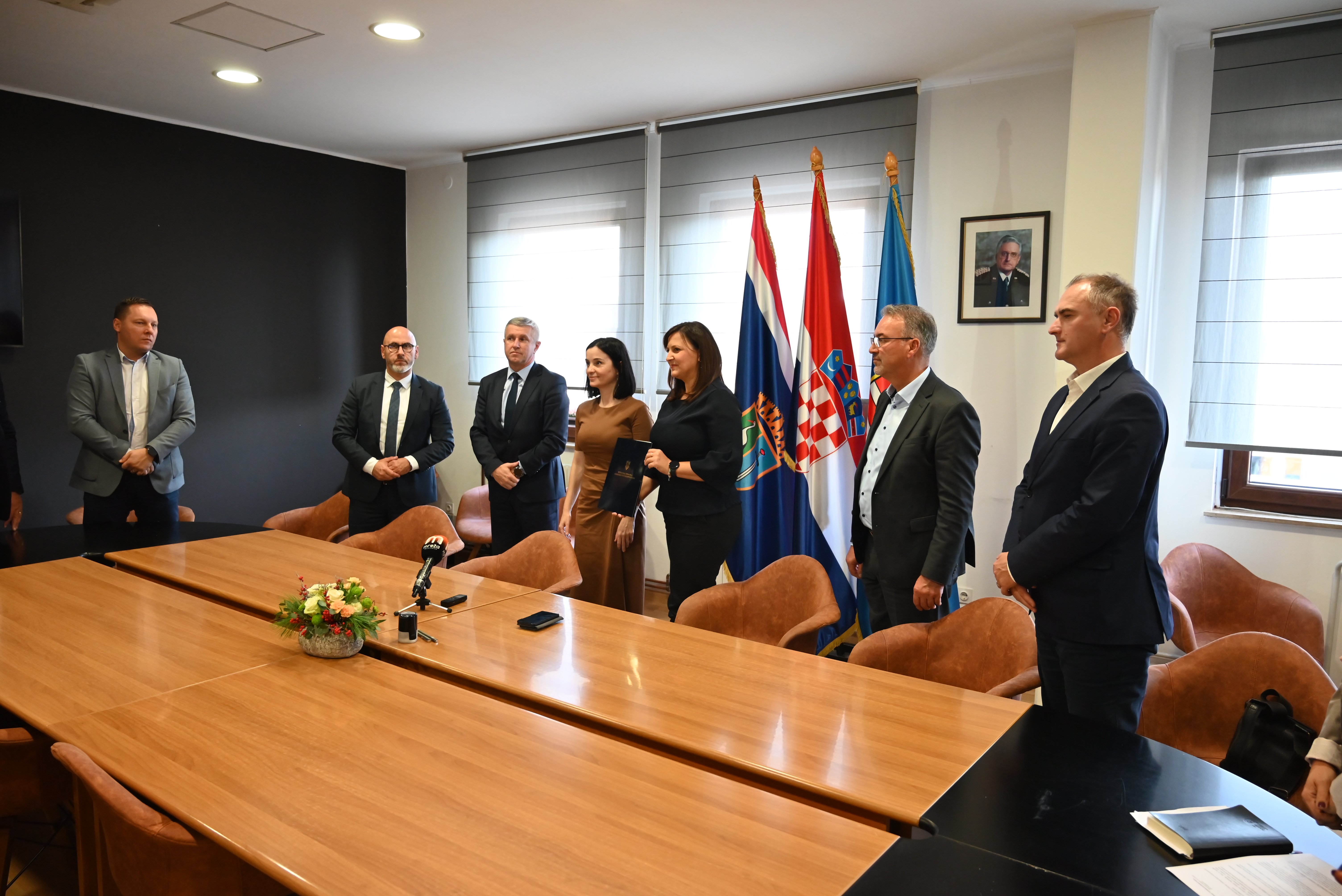 Zamjenik župana Mihael Jurić je nazočio svečanosti u Gradskoj vijećnici Novske, na kojoj je ministrica poljoprivrede Marija Vučković uručila novljanskoj gradonačelnici Mariji Kušmiš Odluku o odabiru područja na kojem će biti provedena komasacija poljoprivrednih površina na području Novske.