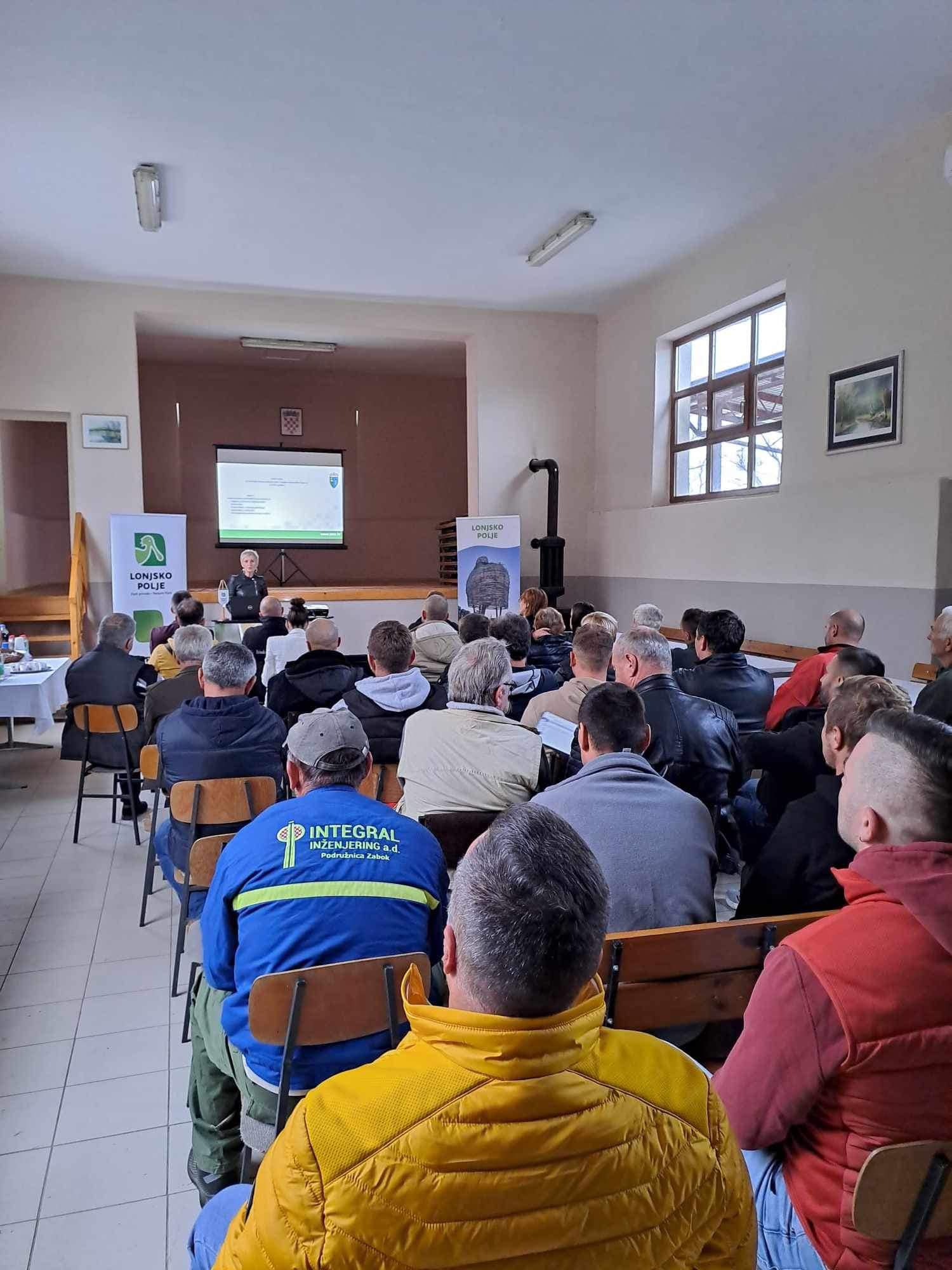 U organizaciji Parka Prirode Lonjsko polje u nedjelju, 12. studenoga 2023. godine u Posjetiteljskom centur Čigoč, održana je zadnja javna tribina "Kako ubrzati rast i razvoj gospodarstva i ruralnog razvoja" na kojoj je predavanje održala pročelnica Upravnog odjela za poljoprivredu, ruralni razvoj, zaštitu okoliša i prirode Anita Sinjeri Ibrišević.