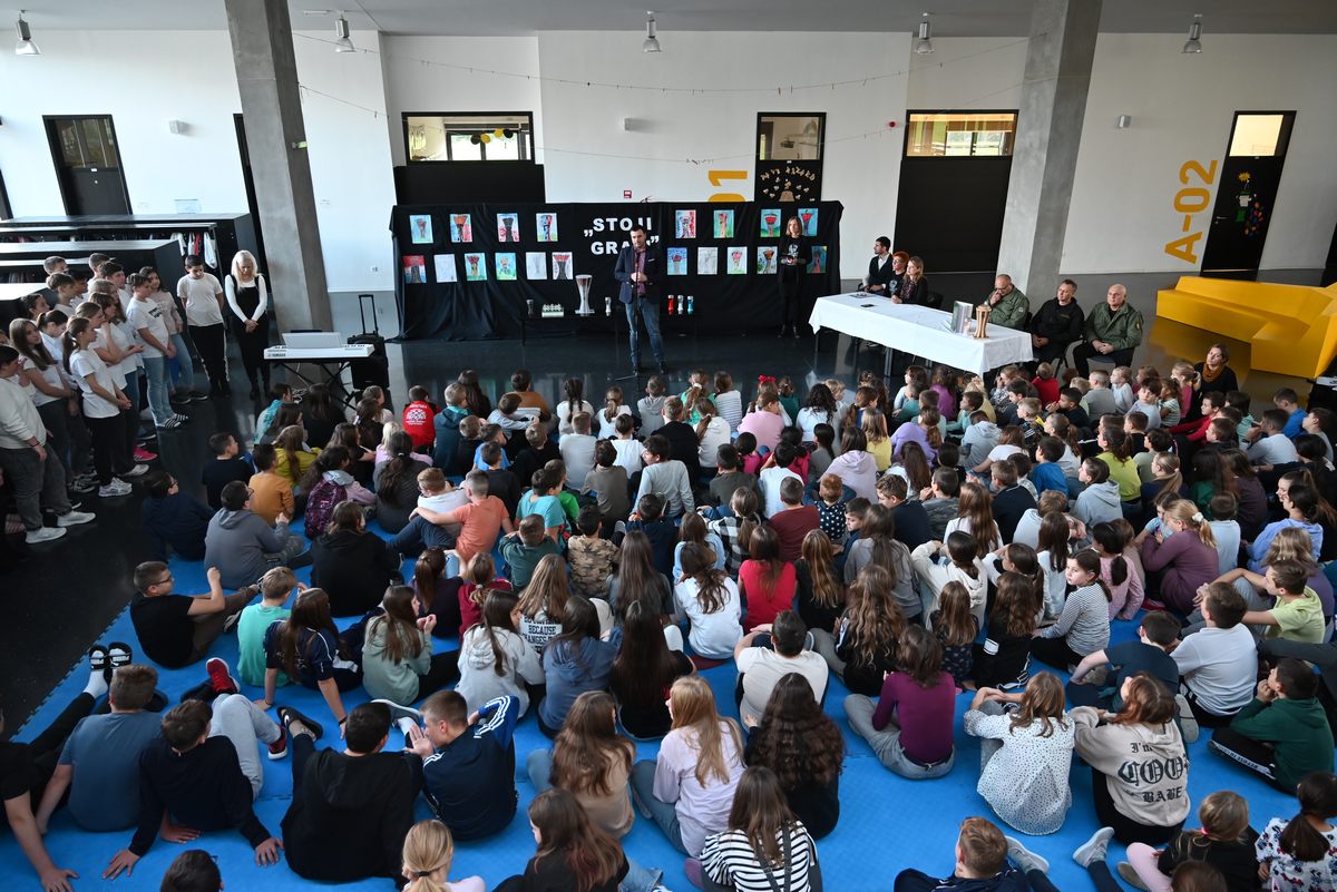 župan Ivan Celjak i njegov zamjenik Mihael Jurić su u prostoru Osnovne škole Zorke Sever nazočili prigodnom programu, koji je škola, u suradnji s Udrugom specijalne jedinice policije „RIS“ Kutina priredila u povodu Dana sjećanja na žrtve Domovinskog rata i Dana sjećanja na žrtvu Vukovara i Škabrnje.