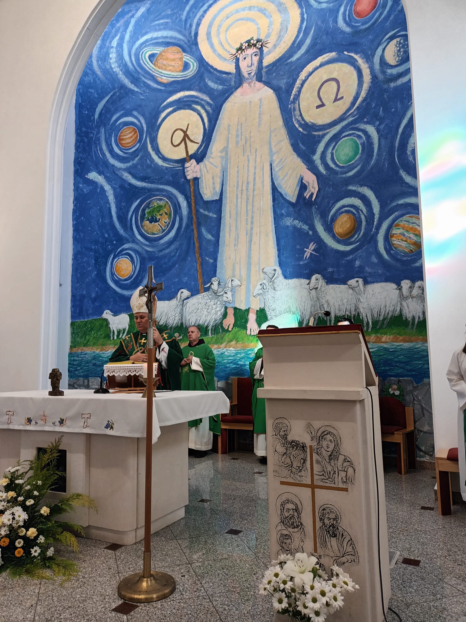 Zamjenik župana Mihael Jurić u nedjelju, 5. studenoga 2023. godine u crkvi sv. Petra i Pavla u Gvozdu nazočio je posveti freske Dobrog pastira i Posljednje večere.