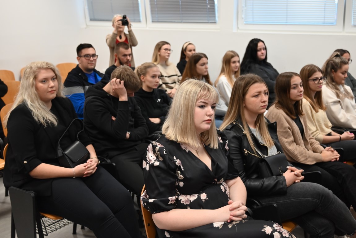 Sisačko-moslavačka županija, drugu godinu za redom, dodjeljuje jednokratnu novčanu pomoć redovitim studentima koji imaju prebivalište u Sisačko-moslavačkoj županiji i koji upišu jedan od studija na području naše županije.