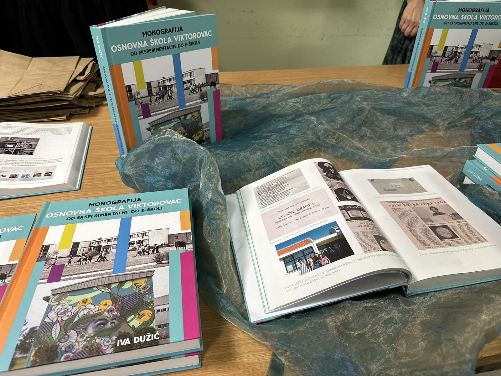 U srijedu, 15. studenoga 2023. godine u Rafinerijskom domu svečano je obilježeno izdavanje Monografije "OŠ Viktorovac – od eksperimentalne do e-Škole“. 