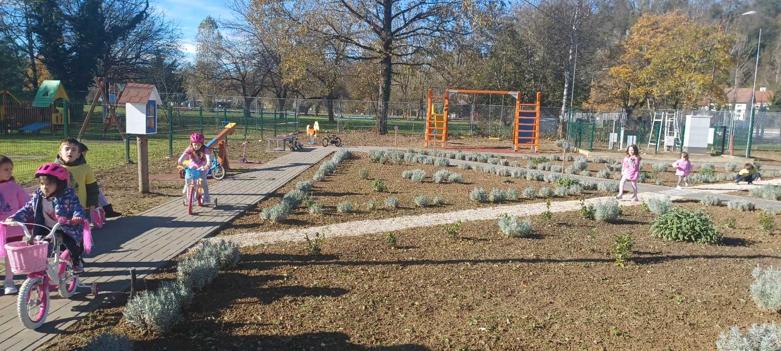 U ponedjeljak, 13. studenog 2023. godine pročelnica Upravnog odjela za poljoprivredu, ruralni razvoj, zaštitu okoliša i prirode Anita Sinjeri Ibrišević i državna tajnica Središnjeg državnog ureda za demografiju i mlade Željka Josić otvorile su pokraj Osnovne škole Vladimir Nazor Topusko i Dječjeg vrtića Topusko ''Aromatični solarni vrt''.