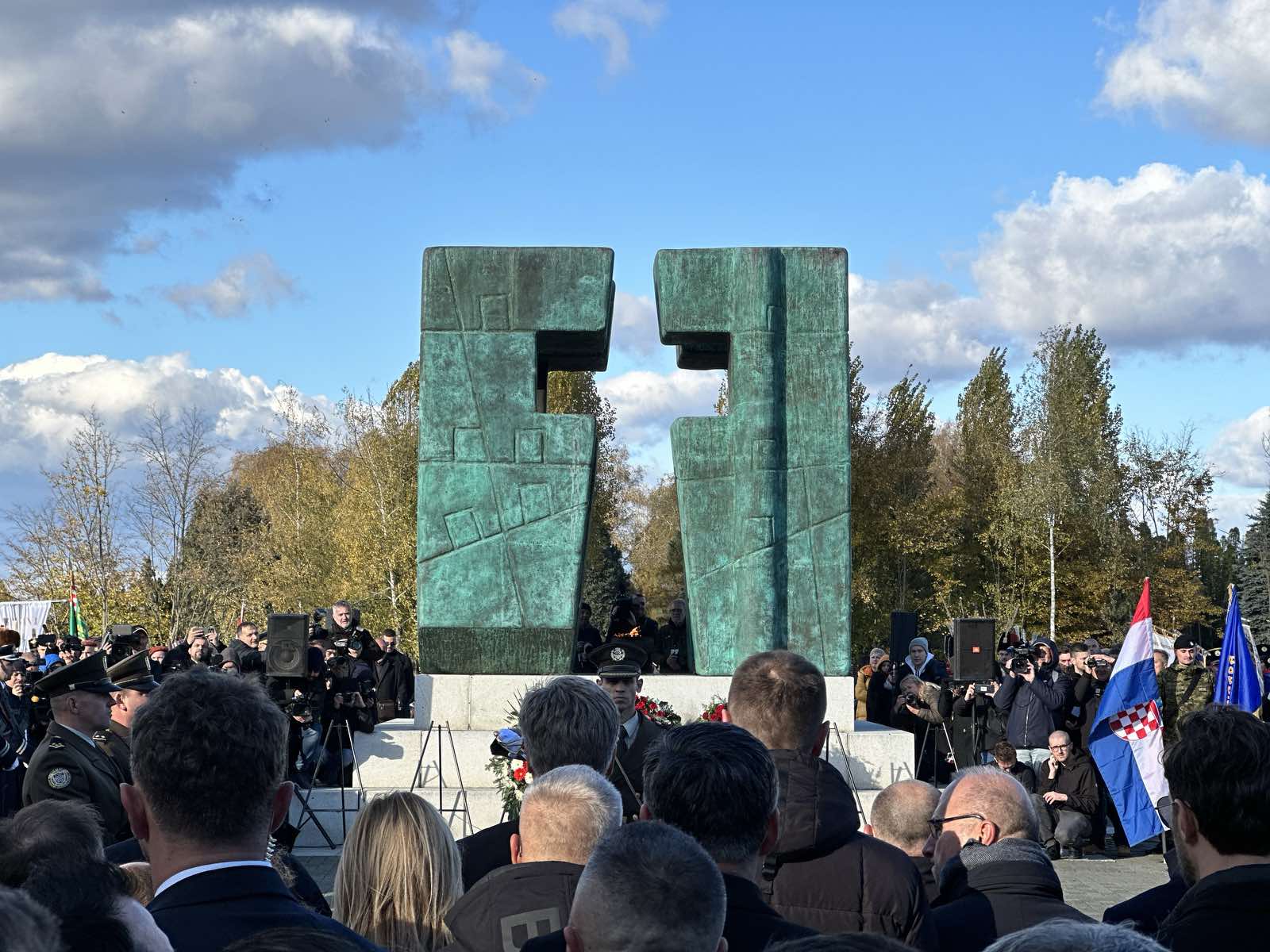 Pod sloganom "Vukovar - moj izbor i u dobru i u zlu" obilježena je 32. obljetnica stradanja i okupacije tog grada, a središnji događaj bila je tradicionalna Kolona sjećanja kojom se odaje počast svim žrtvama Vukovara u kojoj je sudjelovao župan Ivan Celjak.