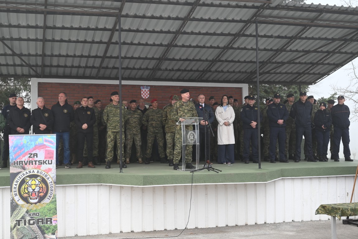 U vojarni „Pukovnik Predrag Matanović“ u  Petrinji svečano je obilježena 35. godišnjica ustrojavanja 1. gardijske brigade „Tigrovi“ te 18. godišnjica ustrojavanja 1. mehanizirane bojne „Tigrovi“.
