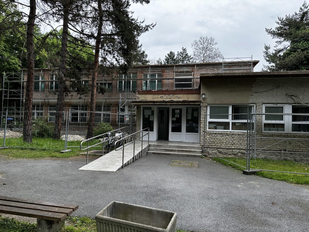 Sisačko-moslavačka županija nastavlja s ulaganjima u objekte koji se u koriste u sustavu zdravstva. Jedan od njih je ambulanta Doma zdravlja SMŽ u Capragu na kojoj su počeli radovi cjelovite obnove koje je u četvrtak, 11. svibnja 2023. godine obišao župan Ivan Celjak sa suradnicima.