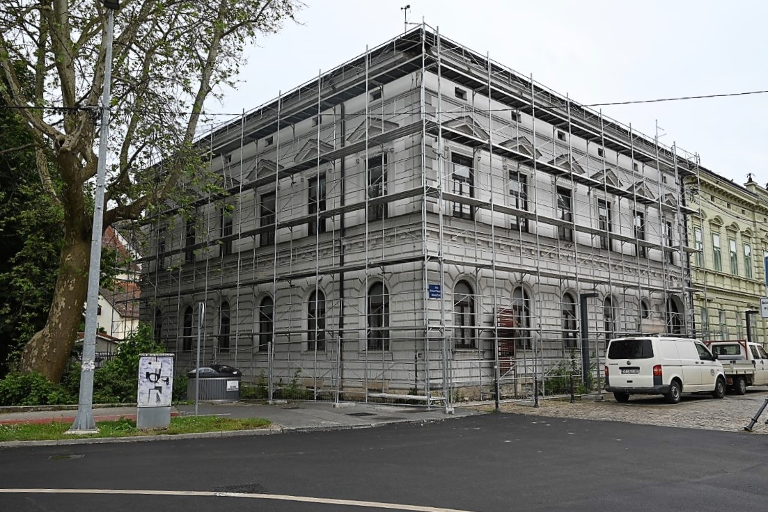 Županija je pokrenula obnovu zgrade javne namjene unutar kulturno-povijesne cjeline grada Siska u Kranjčevićevoj ulici 16 koju je prije potresa koristila Hrvatska gospodarska komora-Županijska komora Sisak. Radove cjelovite obnove obišao je u četvrtak, 25. svibnja 2023. godine župan Ivan Celjak sa suradnicima te pročelnicom Konzervatorskog odjela u Sisku Ivanom Miletić Čakširan i predsjednikom HGK-Županijske komore Sisak Tihomirom Babićem. Župan Celjak istaknuo je kako se završetak radova očekuje do kraja ove godine.