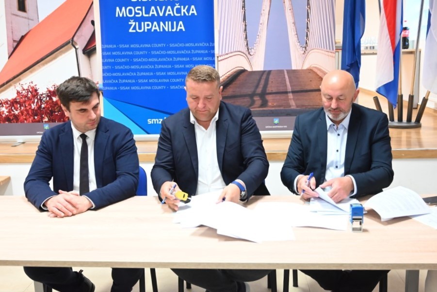 U Martinskoj Vesi, u naselju Strelečko, počinje gradnja prvog dječjeg vrtića, rezultat je to danas potpisanog ugovora između Općine Martinska Ves i izvođača radova tvrtke Bauerelektro. Vrijednost radova iznosi oko 800.000 eura s PDV-om, a izgradnja vrtića, s iznosom od 580.000 eura, bit će financirana iz Programa ruralnog razvoja Ministarstva poljoprivrede dok će ostatak zajednički financirati Sisačko-moslavačka županija i Općina Martinska Ves.U Martinskoj Vesi, u naselju Strelečko, počinje gradnja prvog dječjeg vrtića, rezultat je to danas potpisanog ugovora između Općine Martinska Ves i izvođača radova tvrtke Bauerelektro. Vrijednost radova iznosi oko 800.000 eura s PDV-om, a izgradnja vrtića, s iznosom od 580.000 eura, bit će financirana iz Programa ruralnog razvoja Ministarstva poljoprivrede dok će ostatak zajednički financirati Sisačko-moslavačka županija i Općina Martinska Ves.