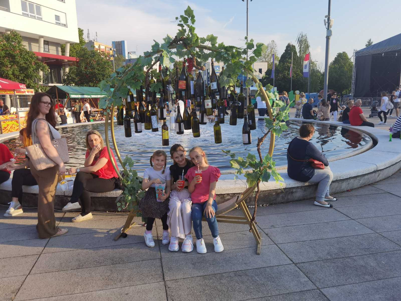 Zamjenik župana Mihael Jurić, predsjednik Županijske skupštine Mato Fofić i pročelnica UO poljoprivredu, ruralni razvoj, zaštitu okoliša i prirode Anita Sinjeri Ibrišević nazočili su u petak, 26. svibnja 2023. godine otvorenju Festivala vina-MoslaVina Kutina 2023. i izložbi vina Hrvatske i vina izvornih sorti.