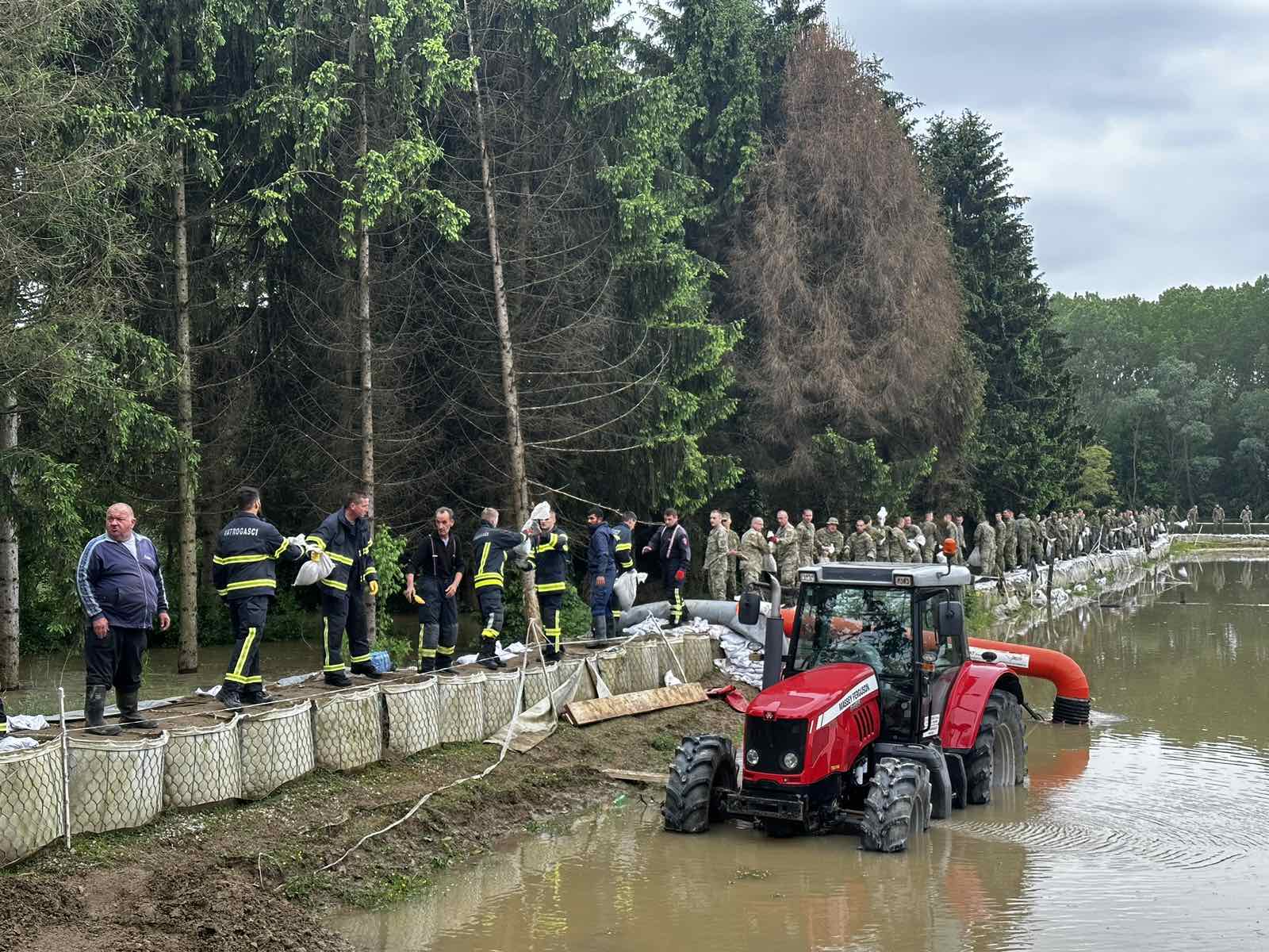 Vodena bujica rijeke Save, koja se nalazi na nekoliko stotina metara od Udruge za terapijsko jahanje KAS, oslabila je privremeni savski nasip u Galdovu te je područje ubrzo bilo pod vodom. Dodatni problem stvorile su i podzemne vode iz tla. Zbog velike zasićenosti podzemnih voda došlo je do destabilizacije tla ispod privremenog nasipa.