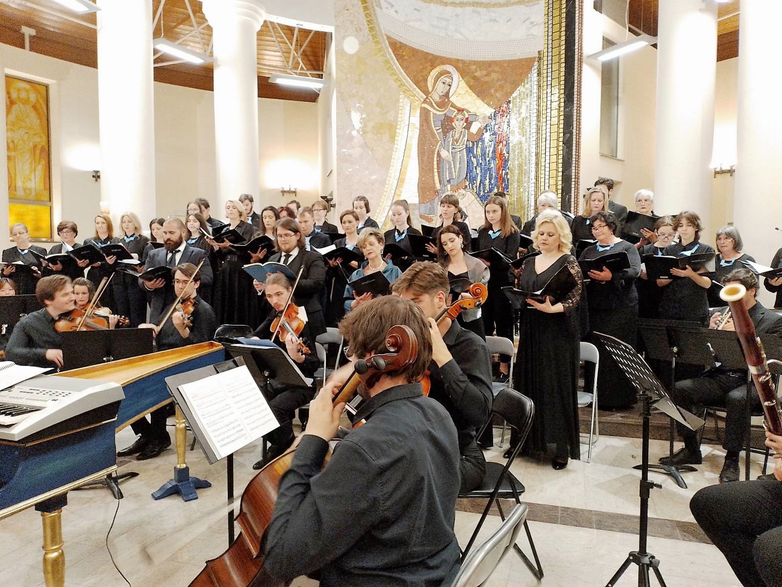 Udruga Siscia Vox Mundi nastavila je uspješnu koncertnu sezonu projektom Magnificat. Koncert je održan u subotu, 27. svibnja 2023. godine u crkvi Pohoda Blažene Djevice Marije u Sisku. Ovo je nastavak izuzetno uspješnih i posjećenih koncertnih projekata udruge Siscia Vox Mundi, posvećenih najvećim baroknim skladateljima i njihovim najpoznatijim djelima. Uz kapitalno djelo glazbenog baroka Magnificat u D–duru Johanna Sebastiana Bacha, na programu su se našli i Bachova Orkestralna suita u h–molu te kantata za sopran solo i orkestar Jauchzet Gott in allen Landen. Koncertu je nazočio ravnatelj Kulturno-povijesnog centra Sisačko-moslavačke županije Ivica Valent.