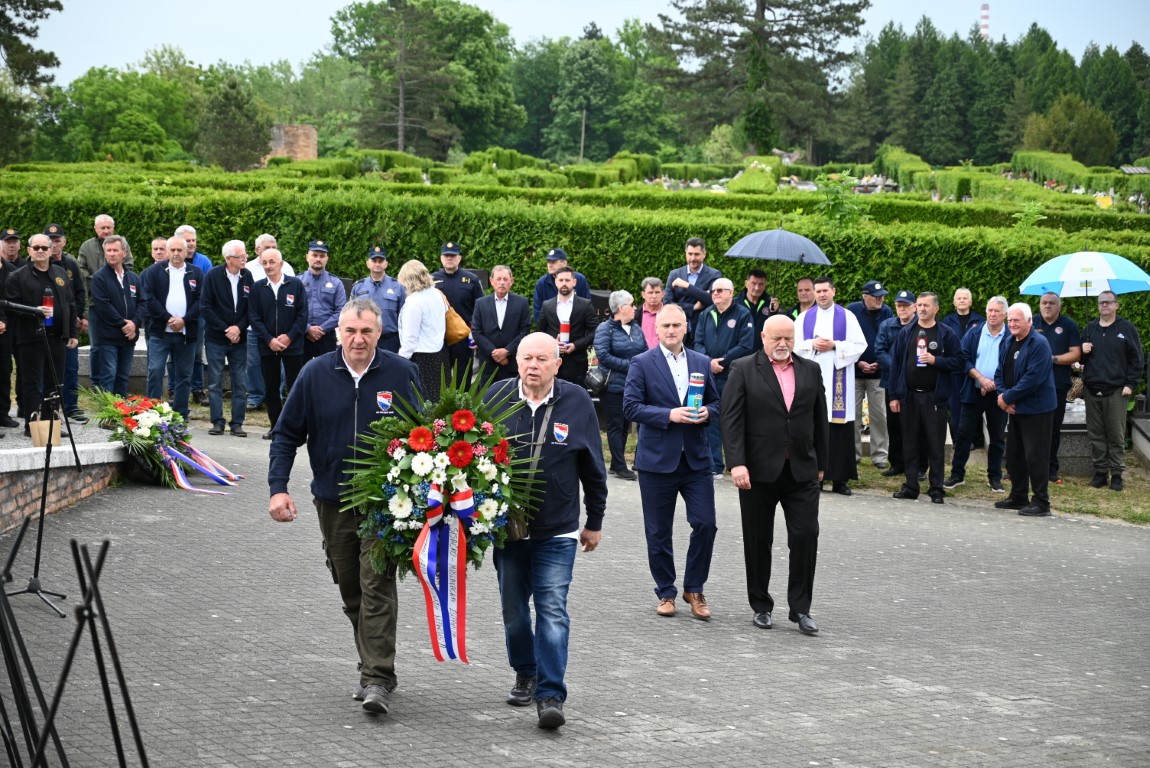 Zamjenik župana Mihael Jurić i predsjednik Skupštine Sisačko-moslavačke županije Mato Fofić sudjelovali su 1. svibnja 2024. godine u odavanju počasti poginulim, nestalim i umrlim hrvatskim braniteljima u povodu obilježavanja vojno-redarstvene operacije „Bljesak“.