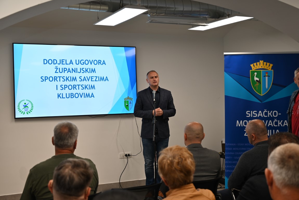 Zamjenik župana Mihael Jurić i predsjednik Zajednice sportskih udruga i saveza Sisačko-moslavačke županije Marko Badrić uručili su u Kulturno-povijesnom centru SMŽ u Sisku ugovore predstavnicima županijskih sportskih saveza i klubova za njihove programe i manifestacije. 