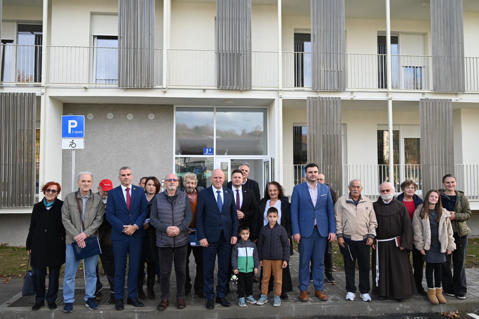 Danas su u Hrvatskoj Kostajnici svečano uručeni ključevi stanova u novoj višestambenoj zgradi u Unskoj ulici, čime je nastavljena uspješna provedba obnove stambenog fonda nakon potresa na području cijele Sisačko-moslavačke županije.