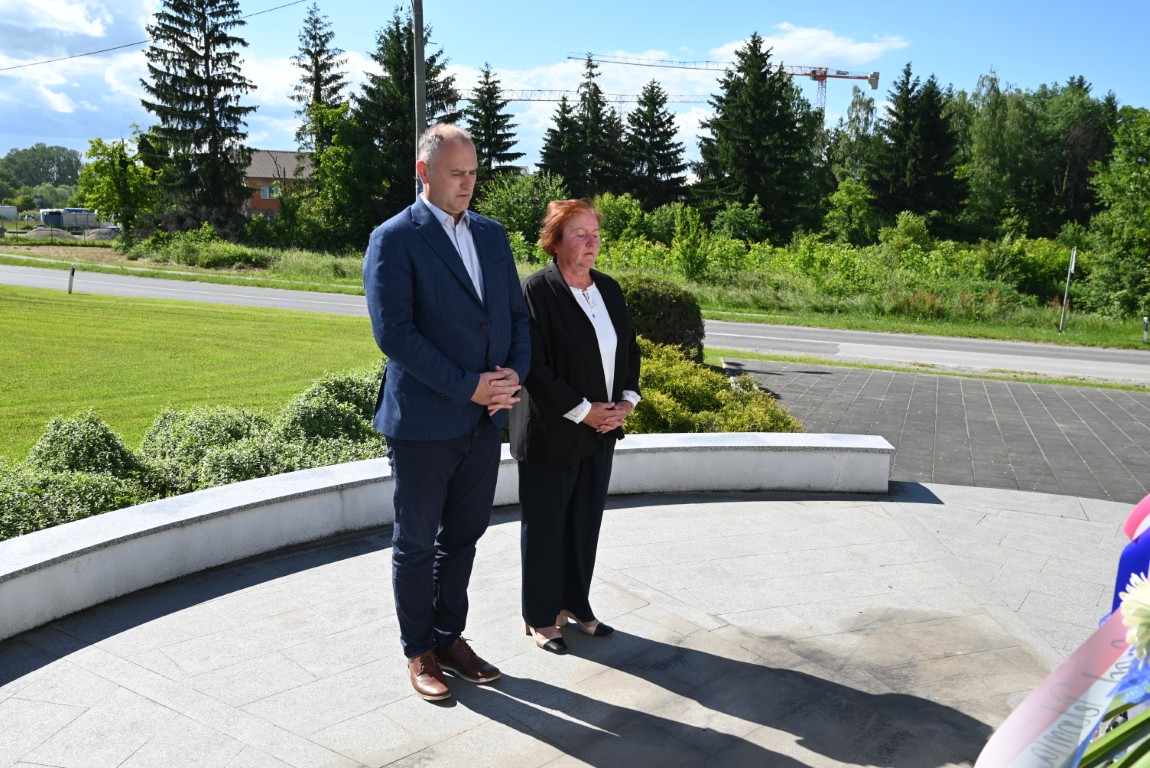 Zamjenik župana Mihael Jurić je, zajedno s predstavnicima Grada, roditeljima i obiteljima poginulih hrvatskih branitelja, predstavnicima udruga proisteklih iz Domovinskog rata, predstavnicima vojske, policije i vatrogasaca, kao i predstavnika nacionalnih manjina i političkih stranaka, odao počast paljenjem lampiona kod ovog spomenika.