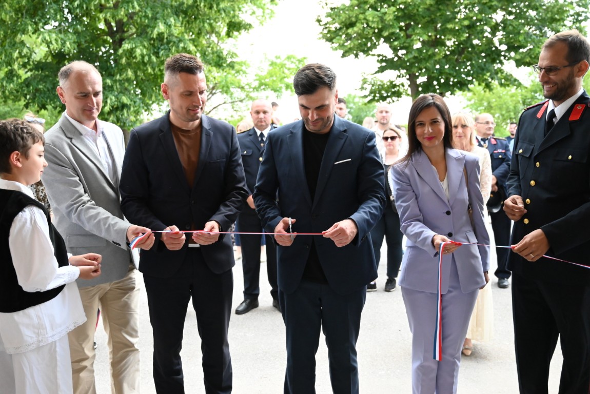 Sinoć su na području grada Siska svečano otvorena još dva obnovljena vatrogasna doma. 