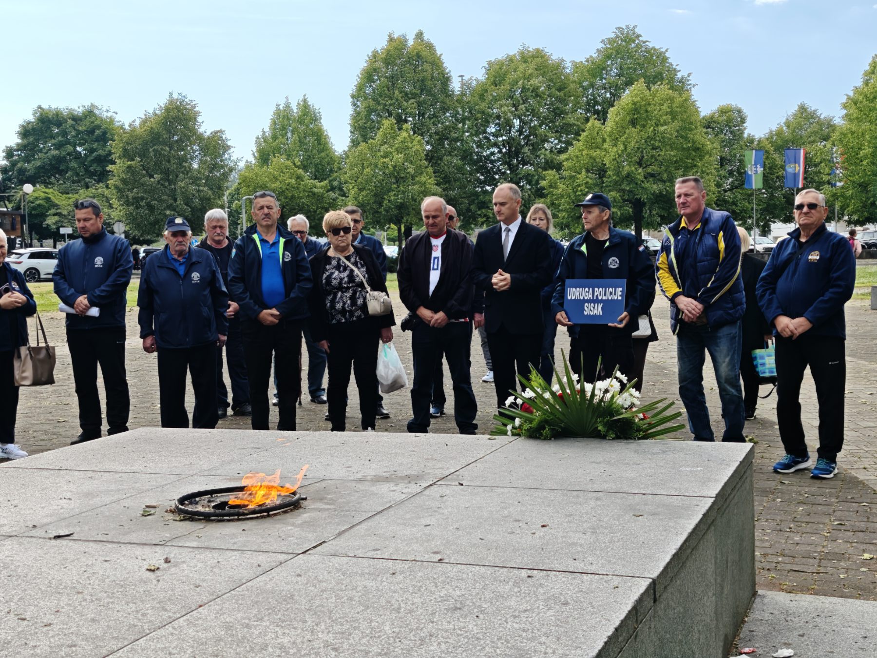 U organizaciji Udruge hrvatskih branitelja Domovinskog rata policije SMŽ, podružnica Sisak, danas su kod spomenika hrvatskim braniteljima u Parku dr. Franje Tuđmana u Sisku, zapaljene svijeće i položen vijenac.