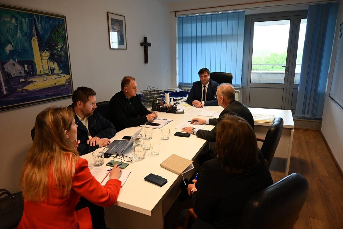 Župan Ivan Celjak je sa suradnicima  u ponedjeljak, 24. travnja 2023. godine, u svom kabinetu održao radni sastanak s predsjednikom Hrvatske gospodarske komore – Županijske komore Sisak Tihomirom Babićem i direktoricom Komore Brankicom Grd.